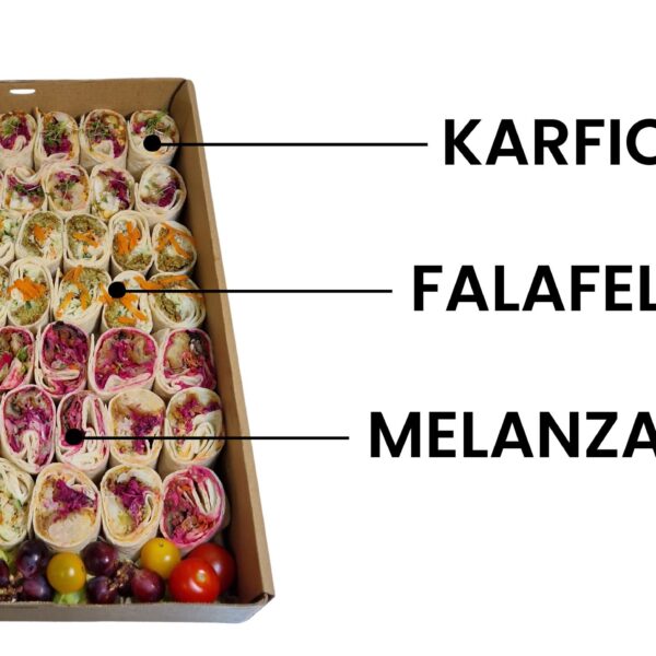 Catering-Box gefüllt mit drei Sorten veganer Wraps: Karfiol-Nuggets (oben), Falafel (Mitte) und Melanzani-Streifen (unten). Das Fingerfood ist garniert mit Trauben und Kirschtomaten.