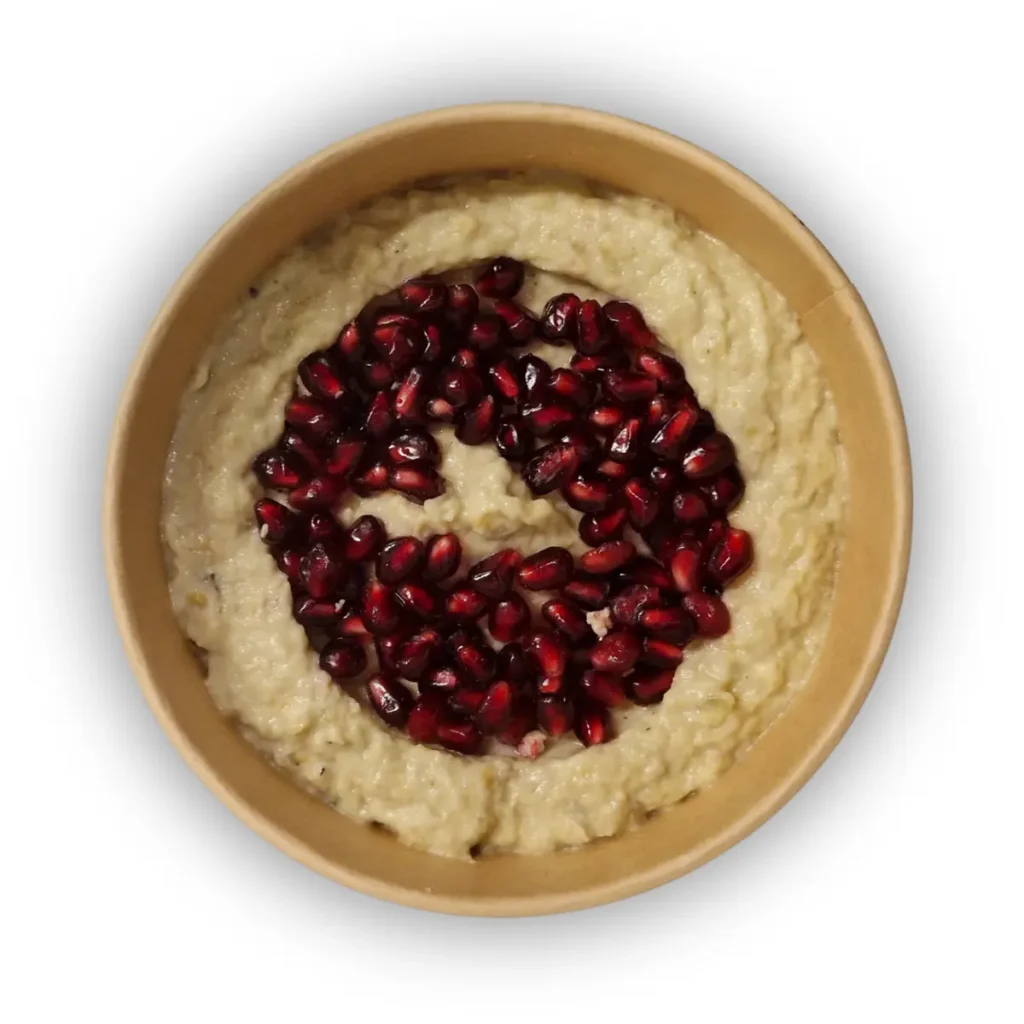 Rauchiger Baba Ghanoush Dip in 500g Box, dekoriert mit Granatapfelkernen.