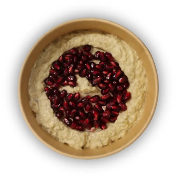 Rauchiger Baba Ghanoush Dip in 500g Box, dekoriert mit Granatapfelkernen.