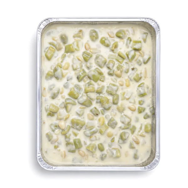 Grüne Fava Bohnen (Ackerbohnen) in einer cremigen weißen Joghurt oder Tahina Sauce, serviert in einer Aluschale für 5 Personen.