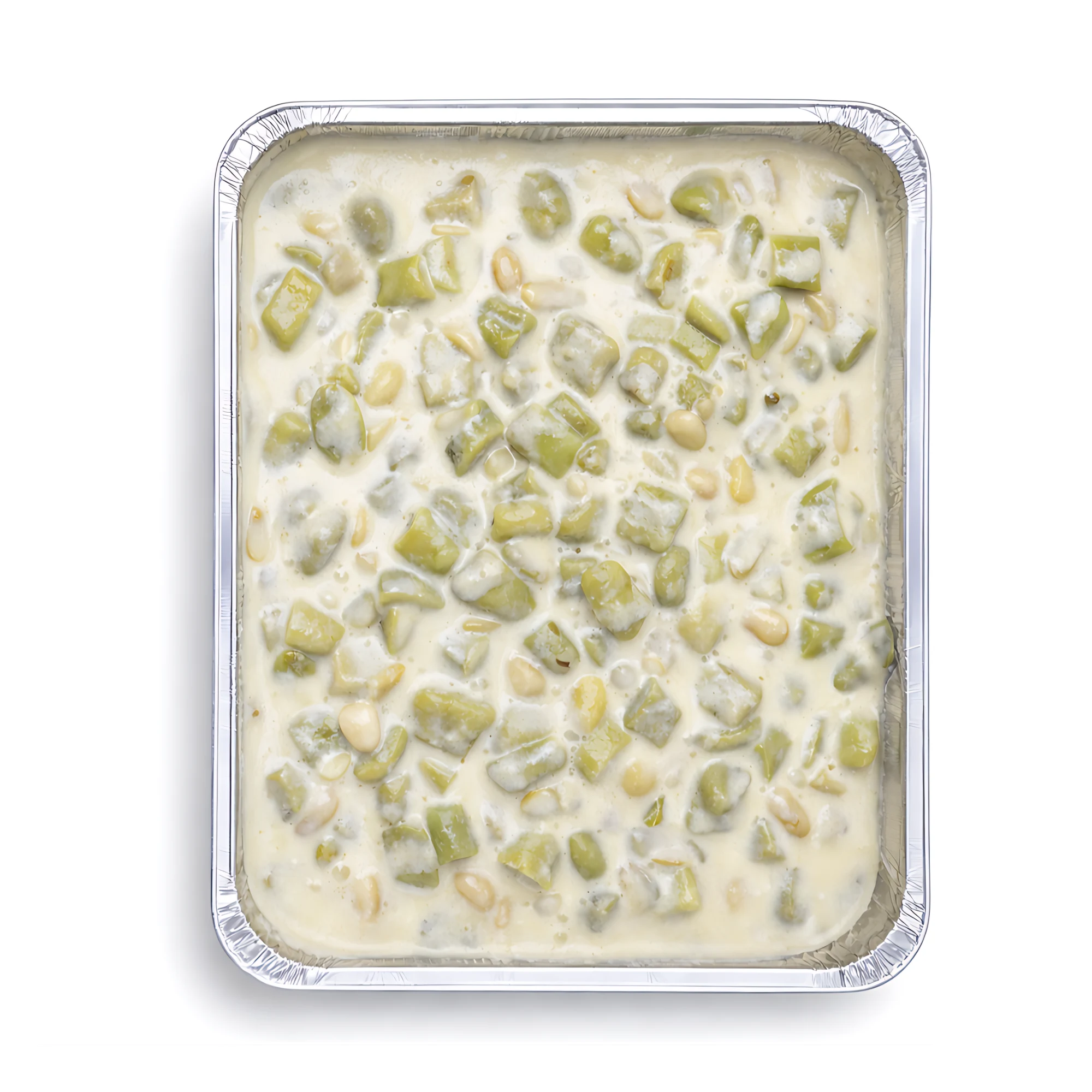 Grüne Fava Bohnen (Ackerbohnen) in einer cremigen weißen Joghurt oder Tahina Sauce, serviert in einer Aluschale für 5 Personen.