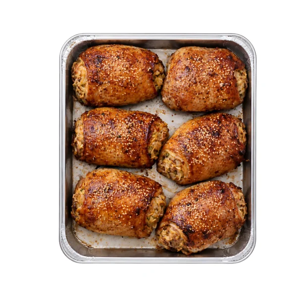 Ausgelöste Hühnerkeulen mit Reisfüllung in einer Catering-Schale.