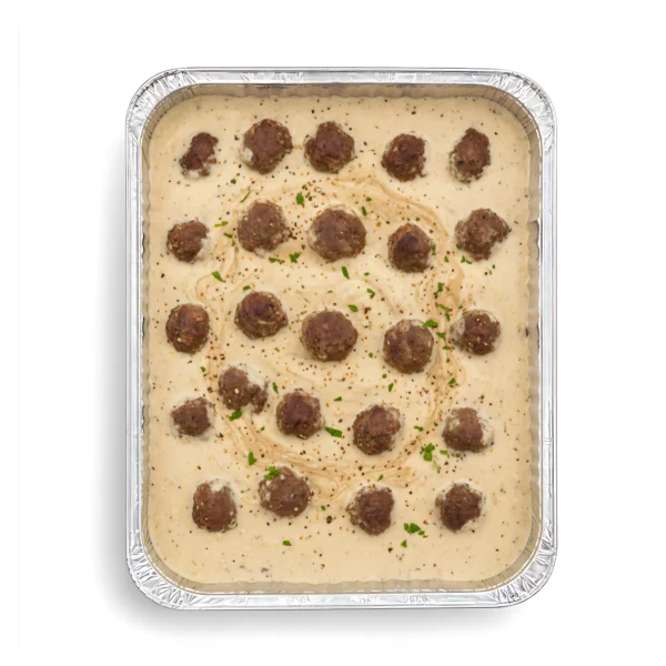 Traditionelle Kofte (orientalische Fleischbällchen) in einer cremigen Tahina-Sauce, serviert in einer Aluschale für 5 Personen.