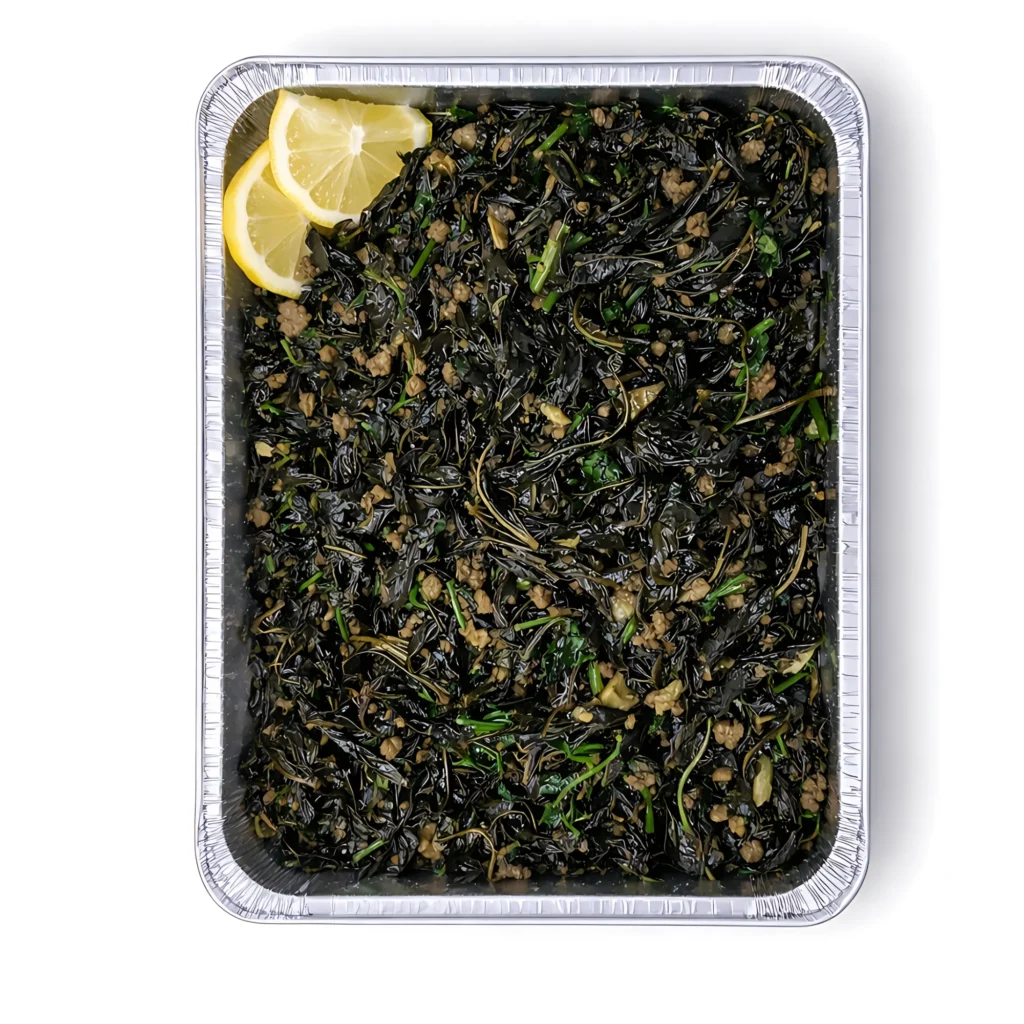 Veganes Molokhia Gericht mit aromatischen Gewürzen, Knoblauch und Koriander in einer Catering-Aluschale für 5 Personen.