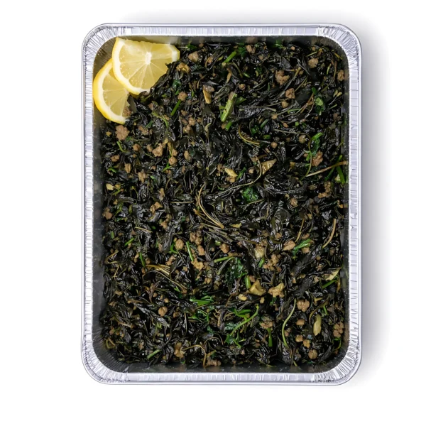 Veganes Molokhia Gericht mit aromatischen Gewürzen, Knoblauch und Koriander in einer Catering-Aluschale für 5 Personen.