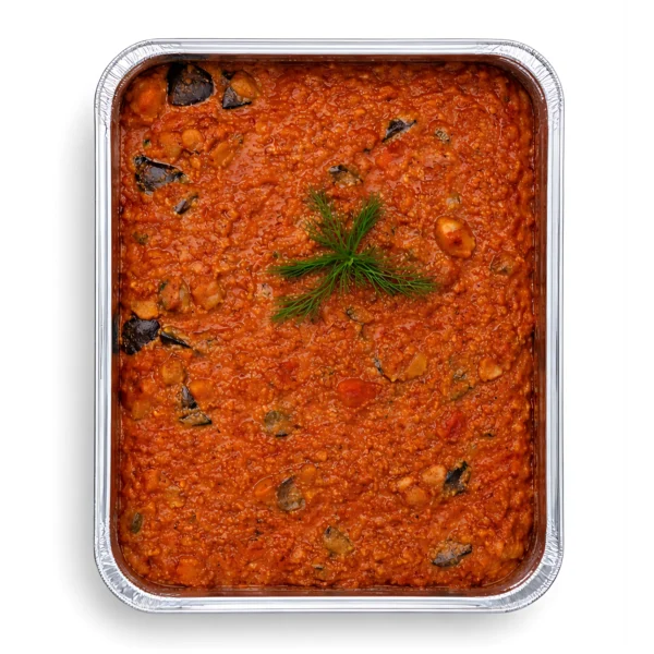 Veganes Moussaka mit Auberginen und Tomatensauce in der Aluschale.