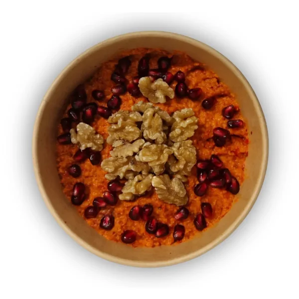 Pikante Muhamara Paprika-Walnuss-Creme in der 500g Schale mit Walnuss-Topping.
